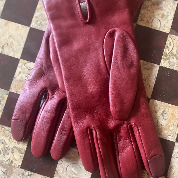 Sale PRE-VALENTINE!! NWOT COACH CHERRY RED LEATHER TECH GLOVES 7.5 NOT WORN - Picture 2 of 3